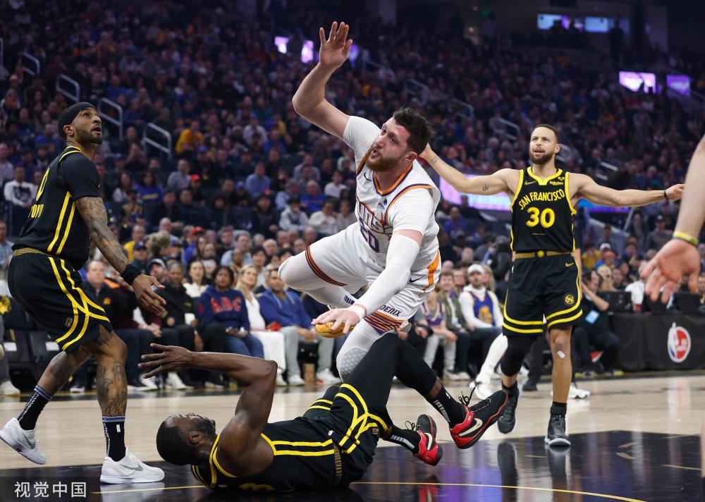 形成鲜明对 形成鲜明对